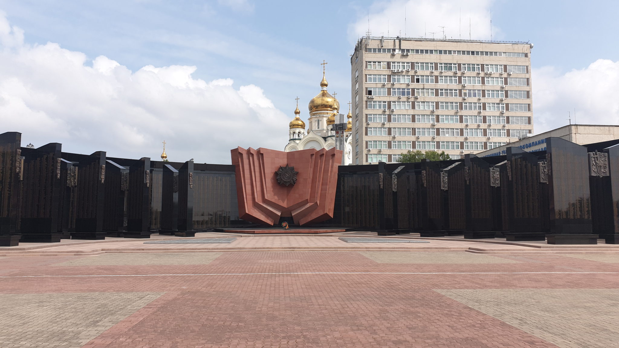 Край площадь. Мемориал славы Хабаровск. Мемориальный комплекс на площади славы Хабаровск. Вечный огонь монумент славы Хабаровск. Хабаровск вечный огонь площадь славы.